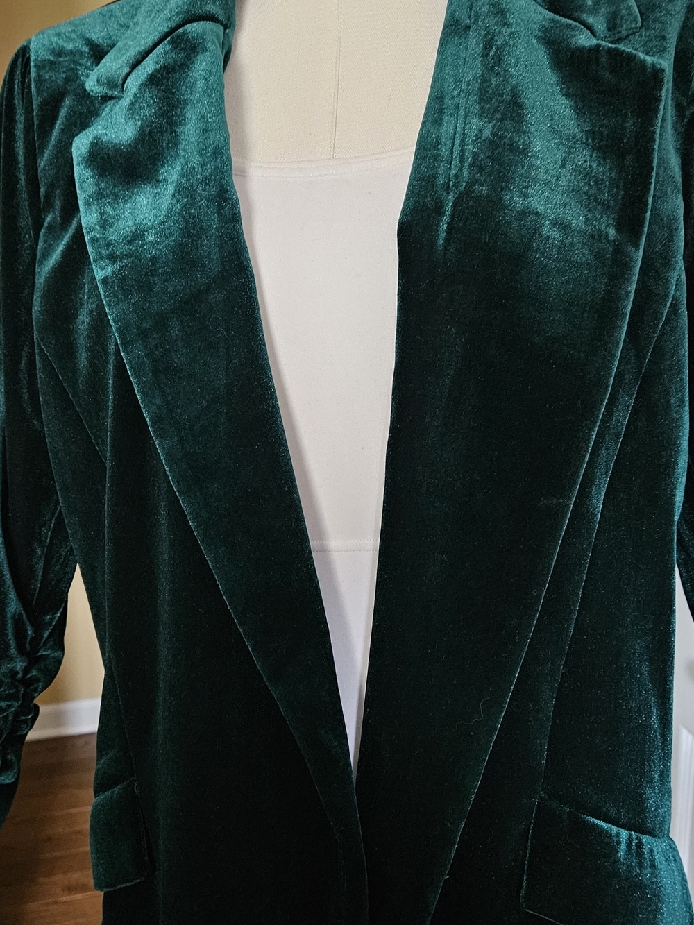 Vibrant Green Crushed Velvet Blazer With Contrasted Floral Print Lining. Holiday - Picture 3 of 11